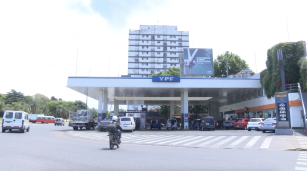 Estación de servicio YPF y carga de combustible en Argentina