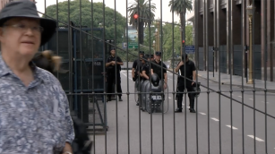 Protesta sindical en Plaza de Mayo: operativo policial y vallado frente a la Casa Rosada