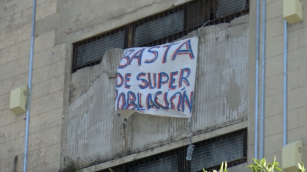 Protesta en la cárcel de Devoto con banderas en ventanas y reclamos por condiciones de detención (2019)