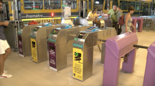 Usuarios viajan en Premetro y estación Plaza de los Virreyes en Buenos Aires
