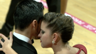 Cartelería y parejas bailando en el Mundial de Tango 2018 en Buenos Aires