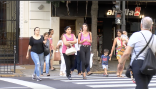 Peatones cruzan calles del centro de Buenos Aires