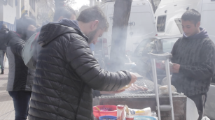 Puesto de choripán con clientes en la ciudad de La Plata, Argentina