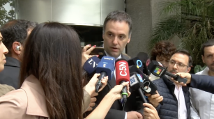 Manuel Adorni dialoga con la prensa tras ser designado vocero presidencial de Javier Milei
