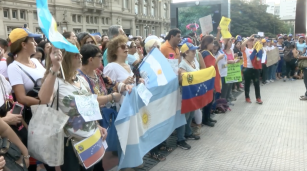 Venezolanos reclaman elecciones libres en Venezuela durante protesta en Buenos Aires en 2019