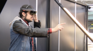 Personas utilizan dispositivos de realidad virtual en exposición tecnológica