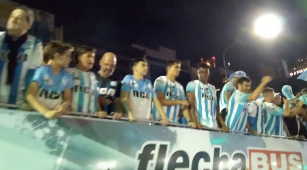 Jugadores de Racing festejan el título de la Superliga 2018/19 con hinchas en el Obelisco