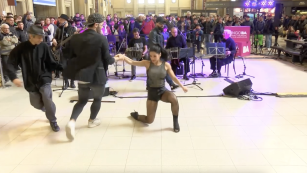 Espectáculo de tango y rap en la estación Retiro de Buenos Aires en 2019