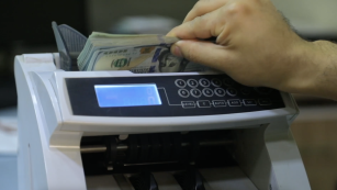 Conteo de billetes de dólares estadounidenses