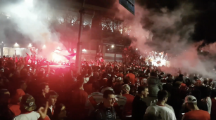 Hinchas de River Plate festejan en los exteriores del Monumental tras ganar la Copa Libertadores 2018