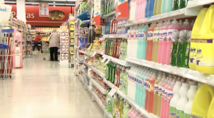 Productos de limpieza exhibidos en góndolas de supermercado argentino