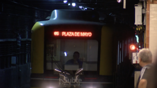 Pasajeros esperan la llegada del subte en Buenos Aires