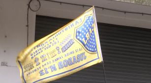 Bandera de Boca Juniors en la vía pública de Buenos Aires