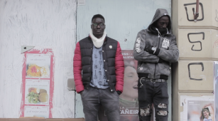 Vendedores ambulantes senegaleses trabajan en las calles de Argentina