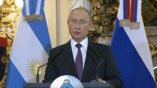 Vladimir Putin brinda declaraciones a la prensa en la Casa Rosada durante su visita a Argentina en 2018