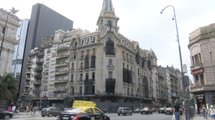 Detalles arquitectónicos y espacios restaurados de la histórica Confitería del Molino en Buenos Aires