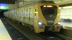 Pasajeros esperan la llegada del subte en Buenos Aires