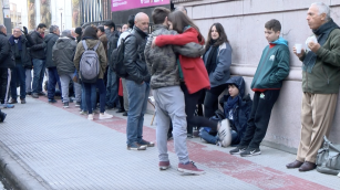 Pareja baila tango mientras espera para ingresar al Mundial de Tango 2019 en Buenos Aires