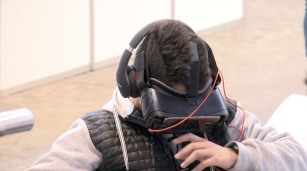 Personas utilizan dispositivos de realidad virtual en una feria tecnológica